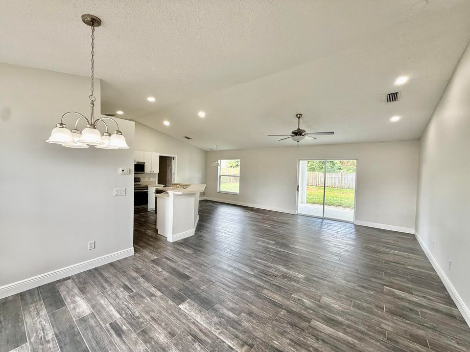 Active With Contract: $349,775 (3 beds, 2 baths, 1370 Square Feet)