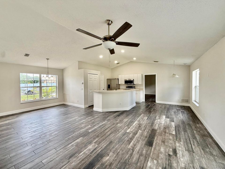 Active With Contract: $349,775 (3 beds, 2 baths, 1370 Square Feet)