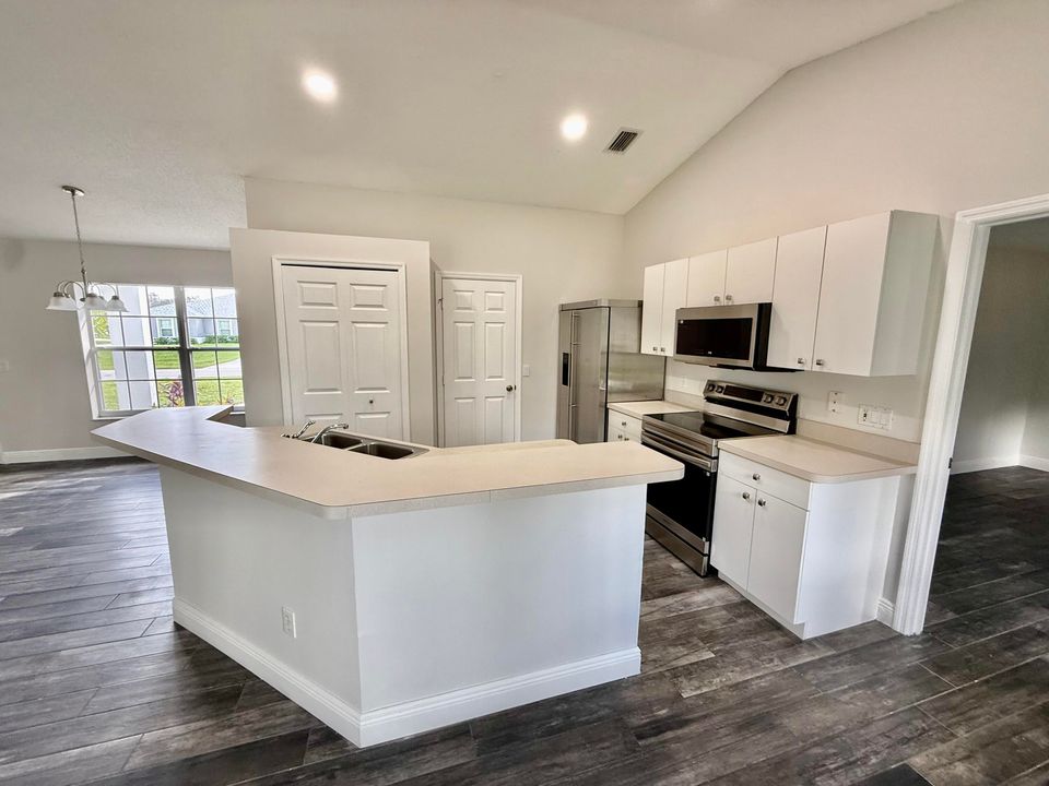 Active With Contract: $349,775 (3 beds, 2 baths, 1370 Square Feet)