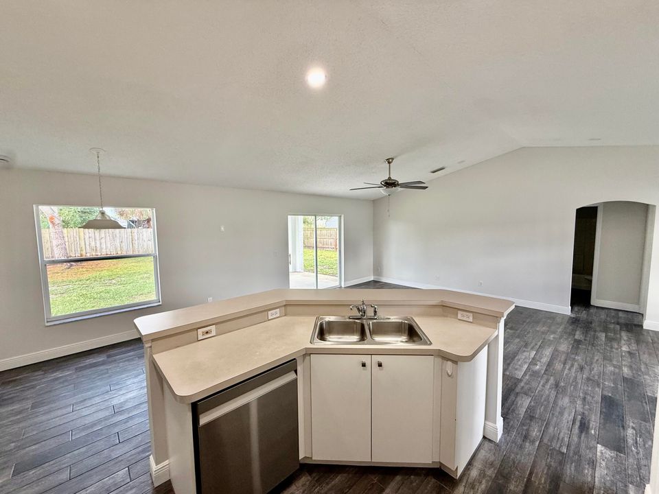 Active With Contract: $349,775 (3 beds, 2 baths, 1370 Square Feet)