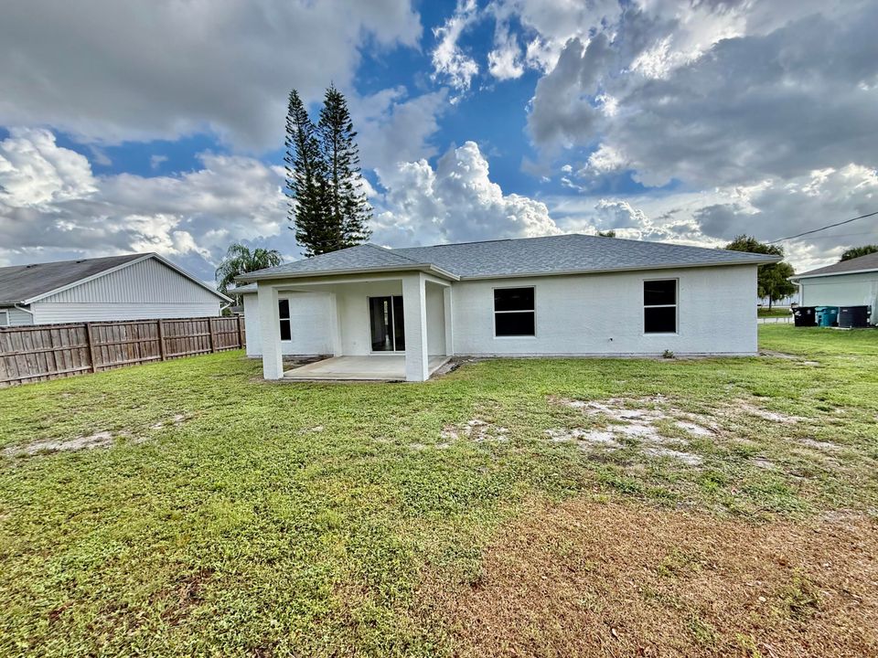 Active With Contract: $349,775 (3 beds, 2 baths, 1370 Square Feet)