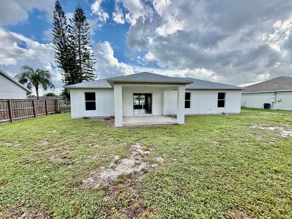 Active With Contract: $349,775 (3 beds, 2 baths, 1370 Square Feet)