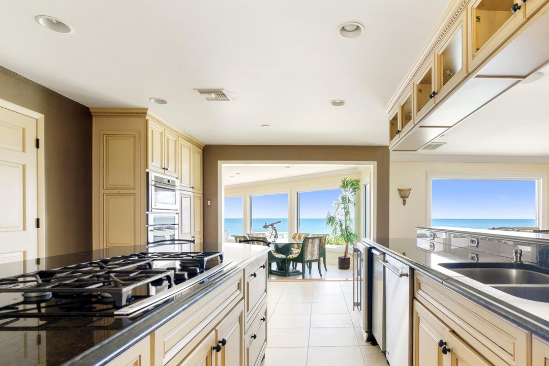 For Sale: $5,995,000 (5 beds, 6 baths, 7752 Square Feet)