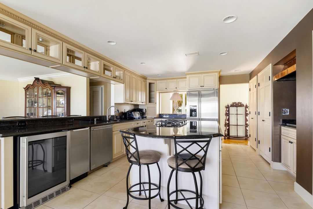 For Sale: $5,995,000 (5 beds, 6 baths, 7752 Square Feet)