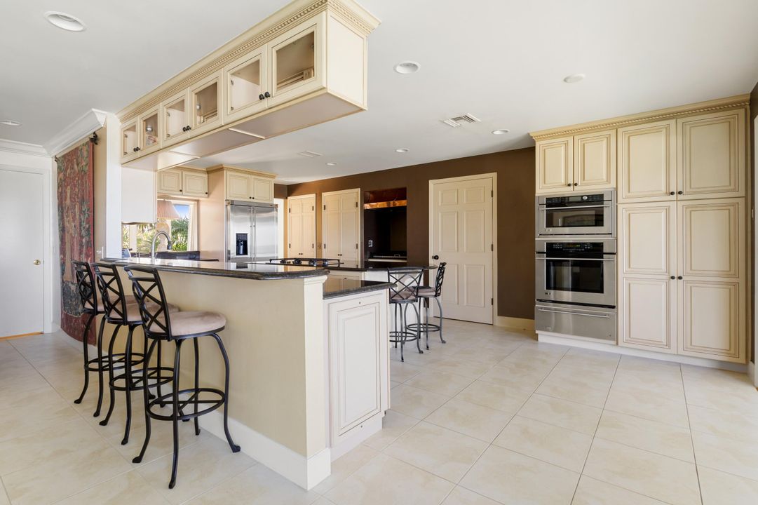 For Sale: $5,995,000 (5 beds, 6 baths, 7752 Square Feet)