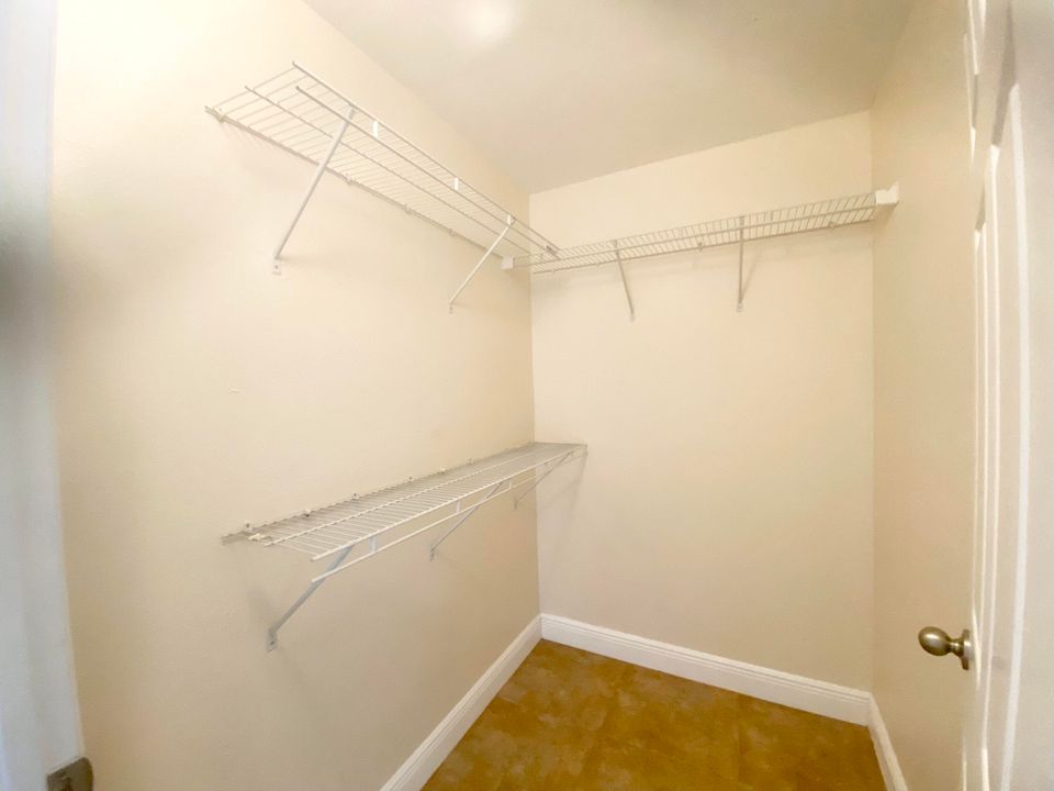 For Rent: $1,875 (1 beds, 1 baths, 636 Square Feet)