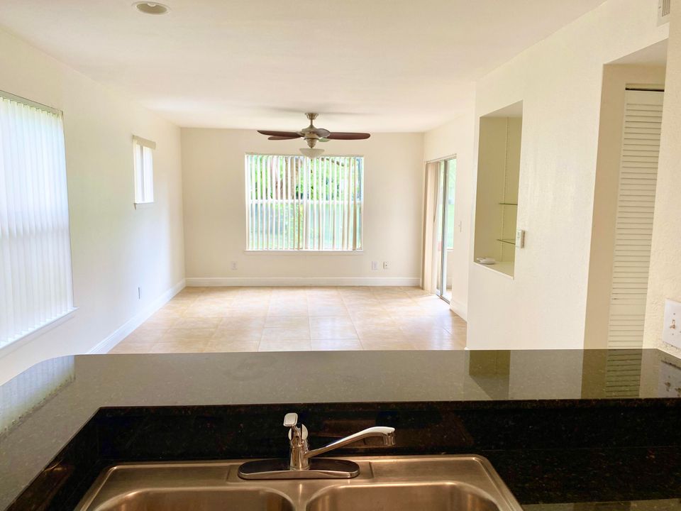 For Rent: $1,875 (1 beds, 1 baths, 636 Square Feet)