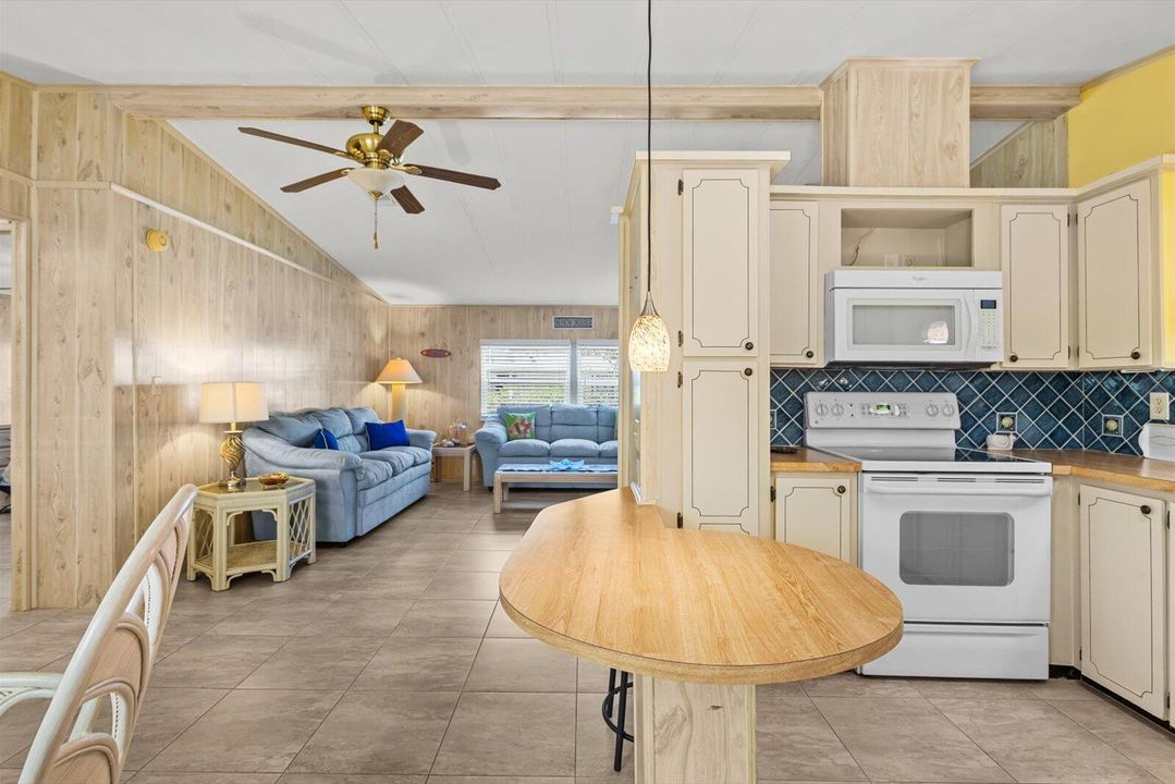 Active With Contract: $189,900 (2 beds, 2 baths, 1266 Square Feet)