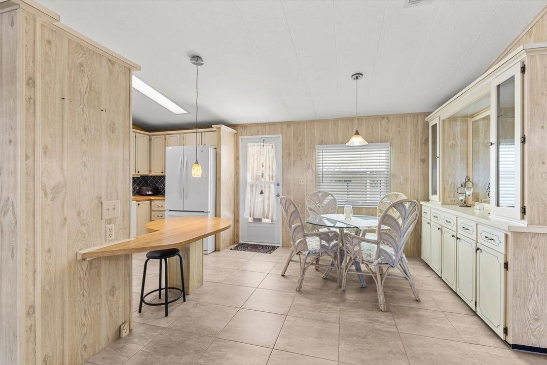 Active With Contract: $189,900 (2 beds, 2 baths, 1266 Square Feet)