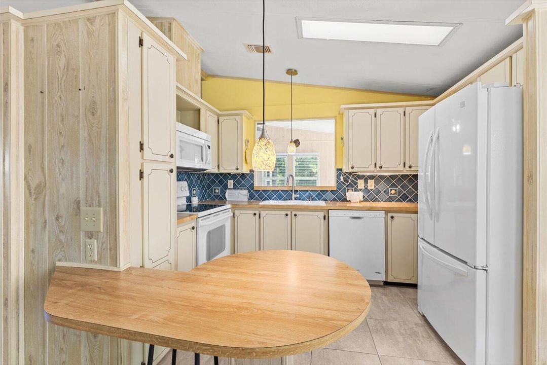 Active With Contract: $189,900 (2 beds, 2 baths, 1266 Square Feet)