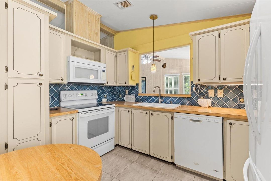 Active With Contract: $189,900 (2 beds, 2 baths, 1266 Square Feet)