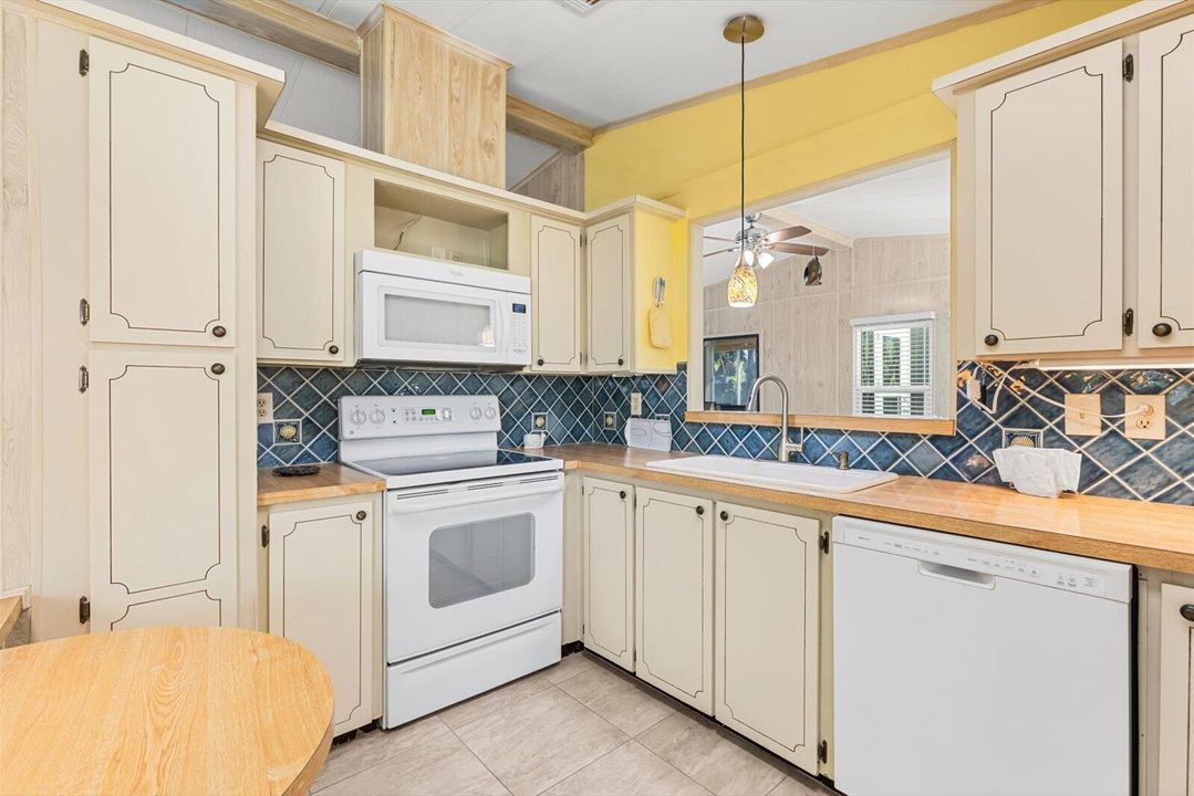 Active With Contract: $189,900 (2 beds, 2 baths, 1266 Square Feet)