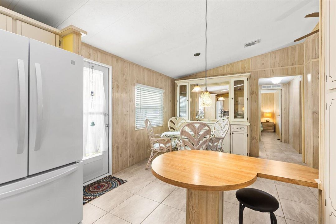 Active With Contract: $189,900 (2 beds, 2 baths, 1266 Square Feet)