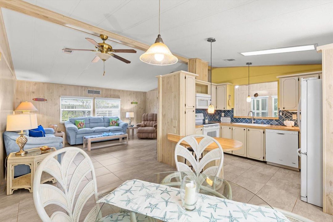 Active With Contract: $189,900 (2 beds, 2 baths, 1266 Square Feet)