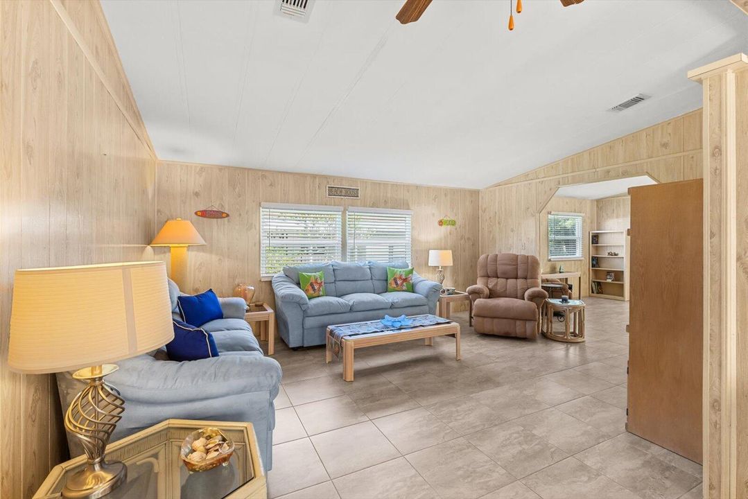 Active With Contract: $189,900 (2 beds, 2 baths, 1266 Square Feet)