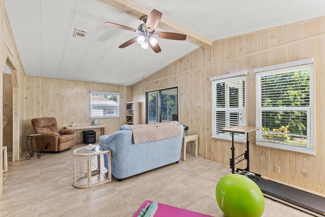 Active With Contract: $189,900 (2 beds, 2 baths, 1266 Square Feet)