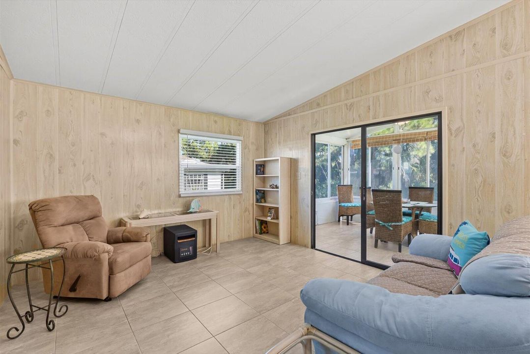 Active With Contract: $189,900 (2 beds, 2 baths, 1266 Square Feet)