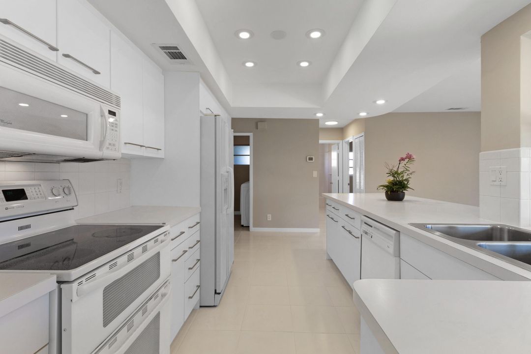 合同活跃: $809,000 (4 贝兹, 3 浴室, 1854 平方英尺)