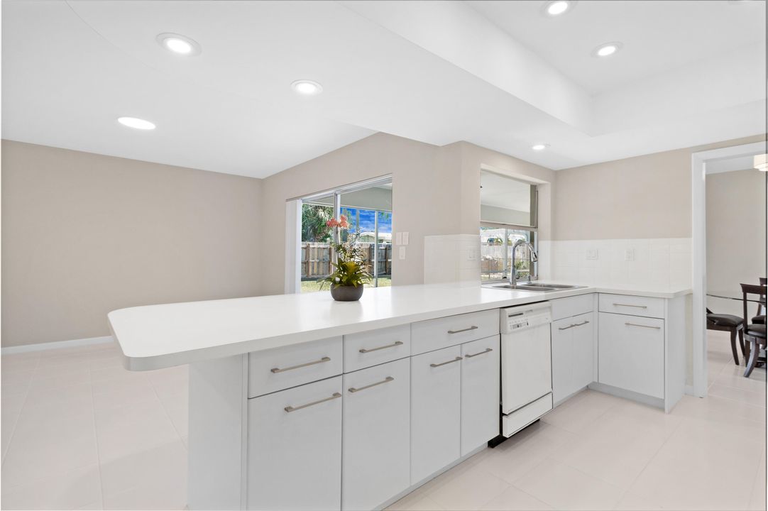 合同活跃: $809,000 (4 贝兹, 3 浴室, 1854 平方英尺)