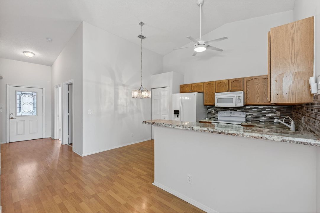 合同活跃: $299,000 (3 贝兹, 2 浴室, 1363 平方英尺)