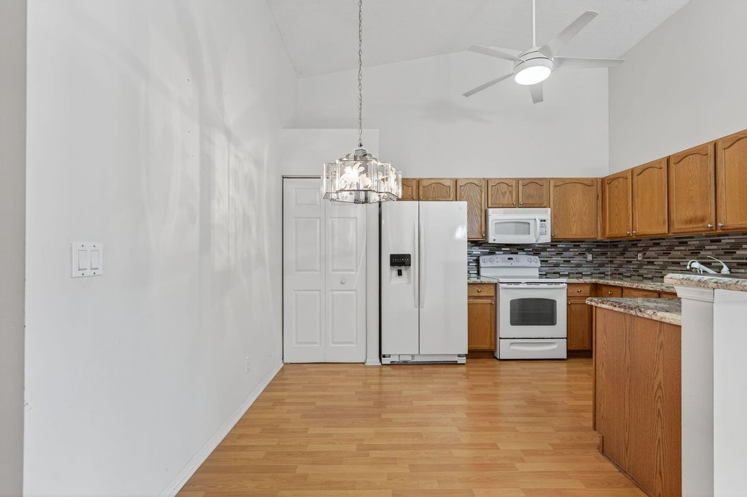 合同活跃: $299,000 (3 贝兹, 2 浴室, 1363 平方英尺)