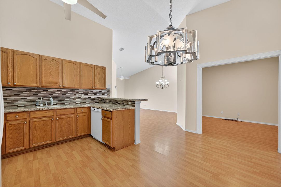 合同活跃: $299,000 (3 贝兹, 2 浴室, 1363 平方英尺)