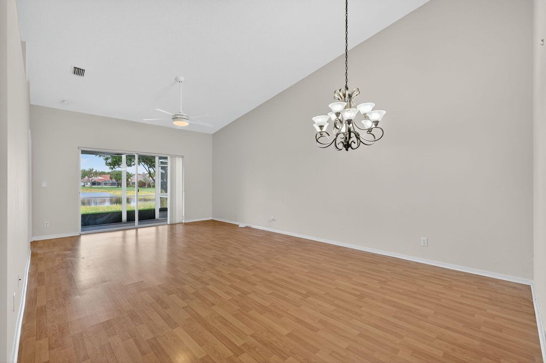 合同活跃: $299,000 (3 贝兹, 2 浴室, 1363 平方英尺)