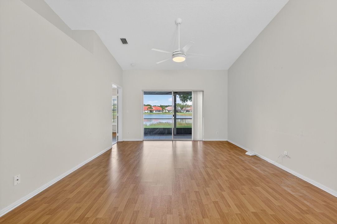 合同活跃: $299,000 (3 贝兹, 2 浴室, 1363 平方英尺)