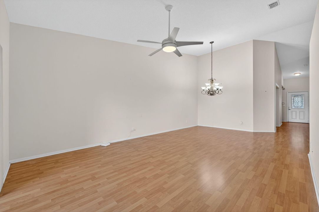 合同活跃: $299,000 (3 贝兹, 2 浴室, 1363 平方英尺)