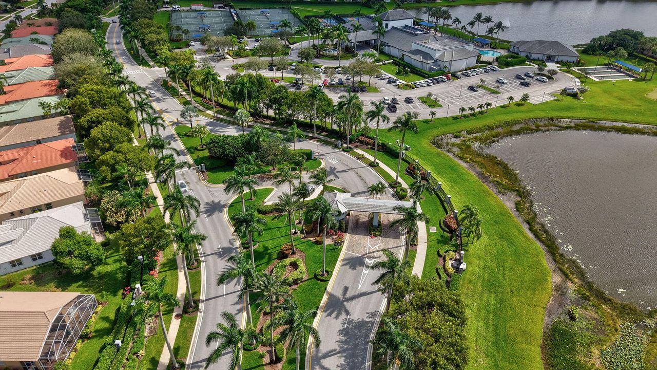 合同活跃: $299,000 (3 贝兹, 2 浴室, 1363 平方英尺)