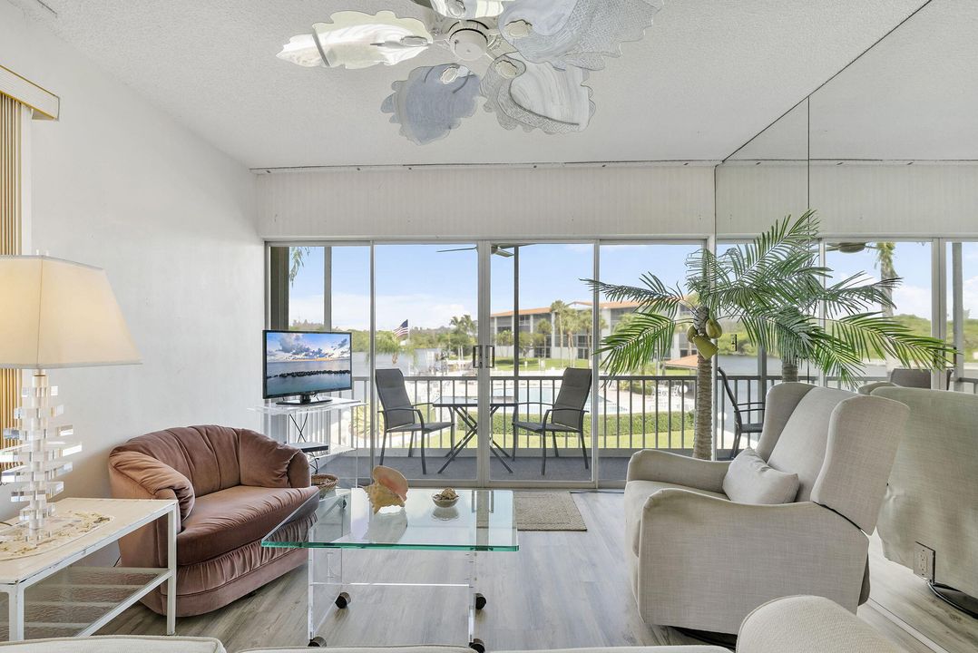 For Rent: $4,500 (2 beds, 2 baths, 941 Square Feet)