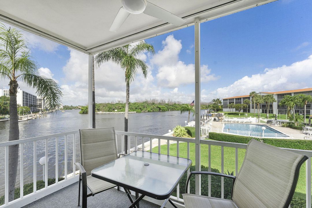 For Rent: $4,500 (2 beds, 2 baths, 941 Square Feet)