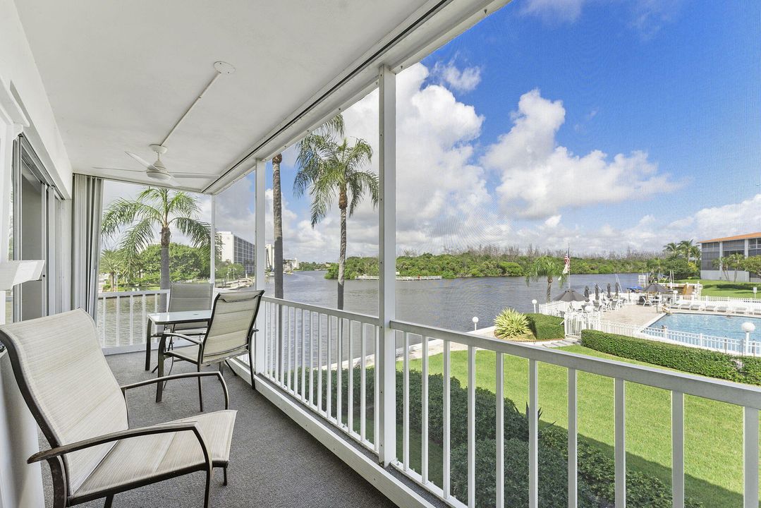 For Rent: $4,500 (2 beds, 2 baths, 941 Square Feet)