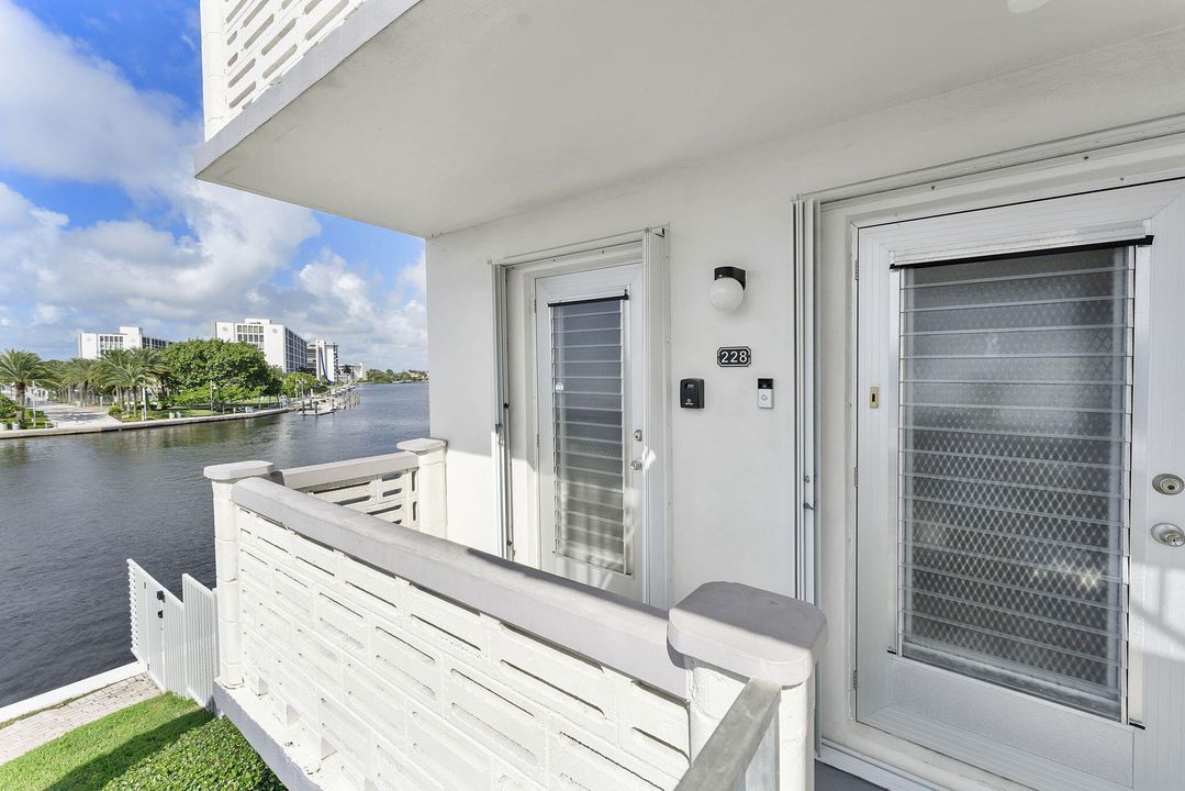 For Rent: $4,500 (2 beds, 2 baths, 941 Square Feet)