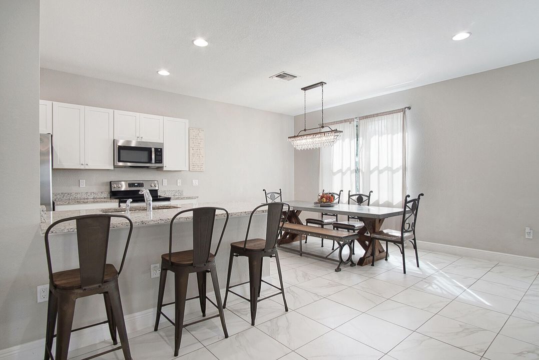 待售: $365,000 (3 贝兹, 2 浴室, 2080 平方英尺)