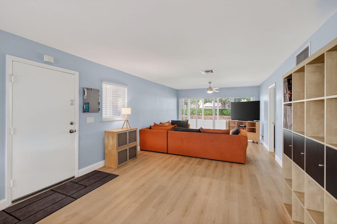 For Sale: $269,900 (2 beds, 2 baths, 950 Square Feet)