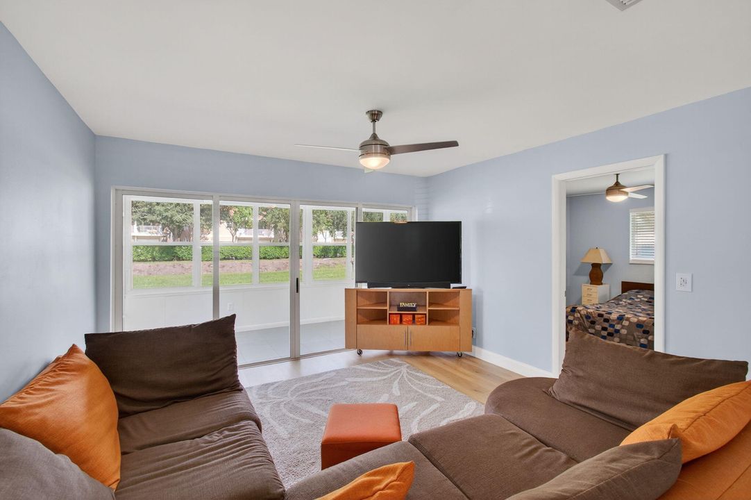 For Sale: $269,900 (2 beds, 2 baths, 950 Square Feet)