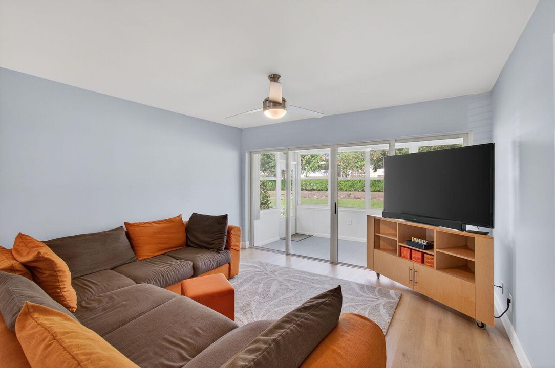 For Sale: $269,900 (2 beds, 2 baths, 950 Square Feet)