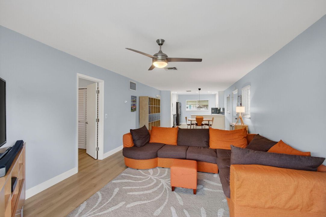 For Sale: $269,900 (2 beds, 2 baths, 950 Square Feet)