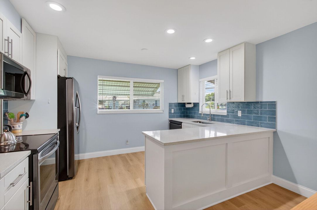 For Sale: $269,900 (2 beds, 2 baths, 950 Square Feet)