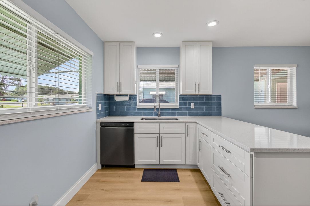 For Sale: $269,900 (2 beds, 2 baths, 950 Square Feet)