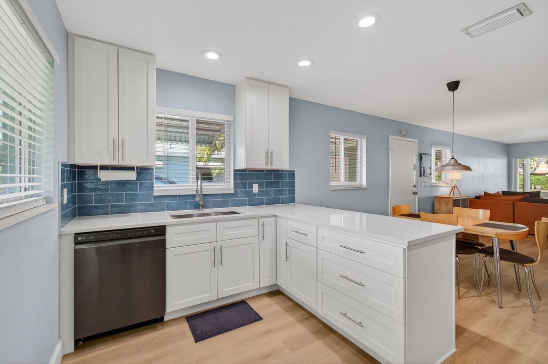 For Sale: $269,900 (2 beds, 2 baths, 950 Square Feet)