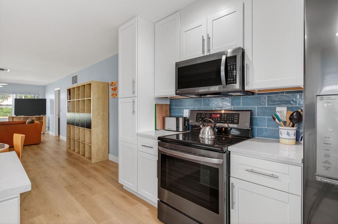 For Sale: $269,900 (2 beds, 2 baths, 950 Square Feet)