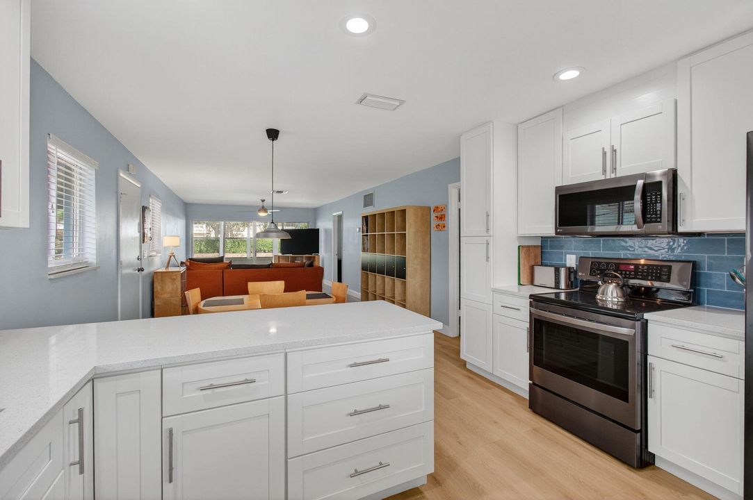 For Sale: $269,900 (2 beds, 2 baths, 950 Square Feet)