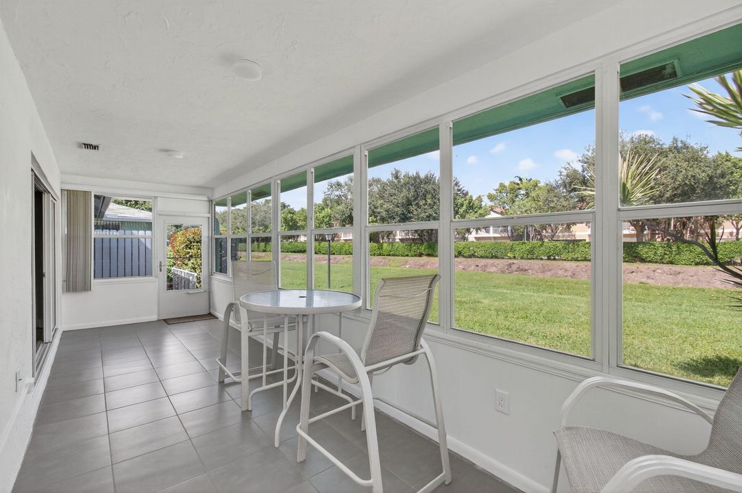 For Sale: $269,900 (2 beds, 2 baths, 950 Square Feet)