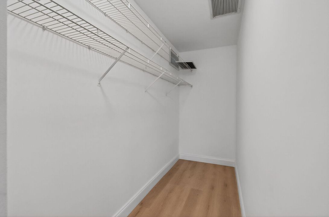 For Sale: $269,900 (2 beds, 2 baths, 950 Square Feet)