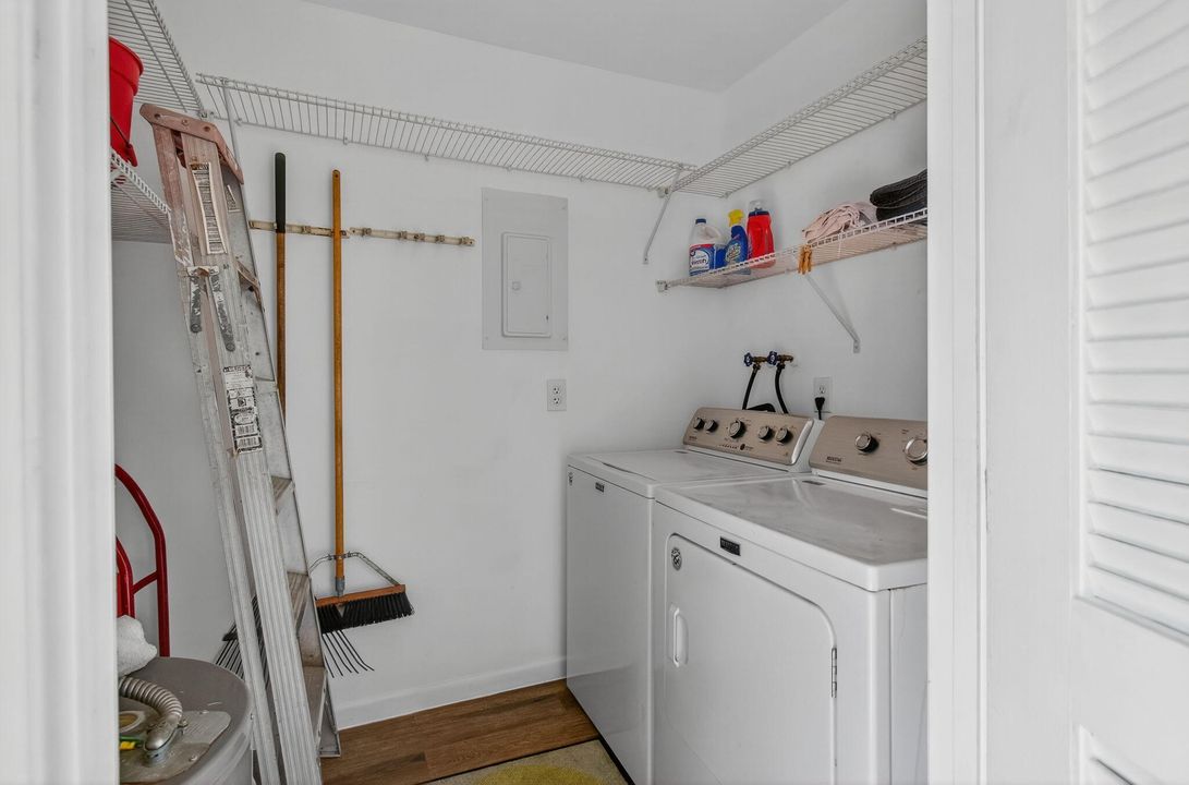 For Sale: $269,900 (2 beds, 2 baths, 950 Square Feet)