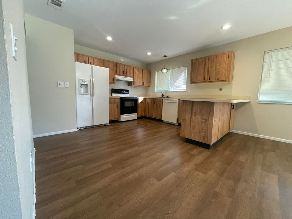 For Rent: $2,300 (3 beds, 2 baths, 1176 Square Feet)
