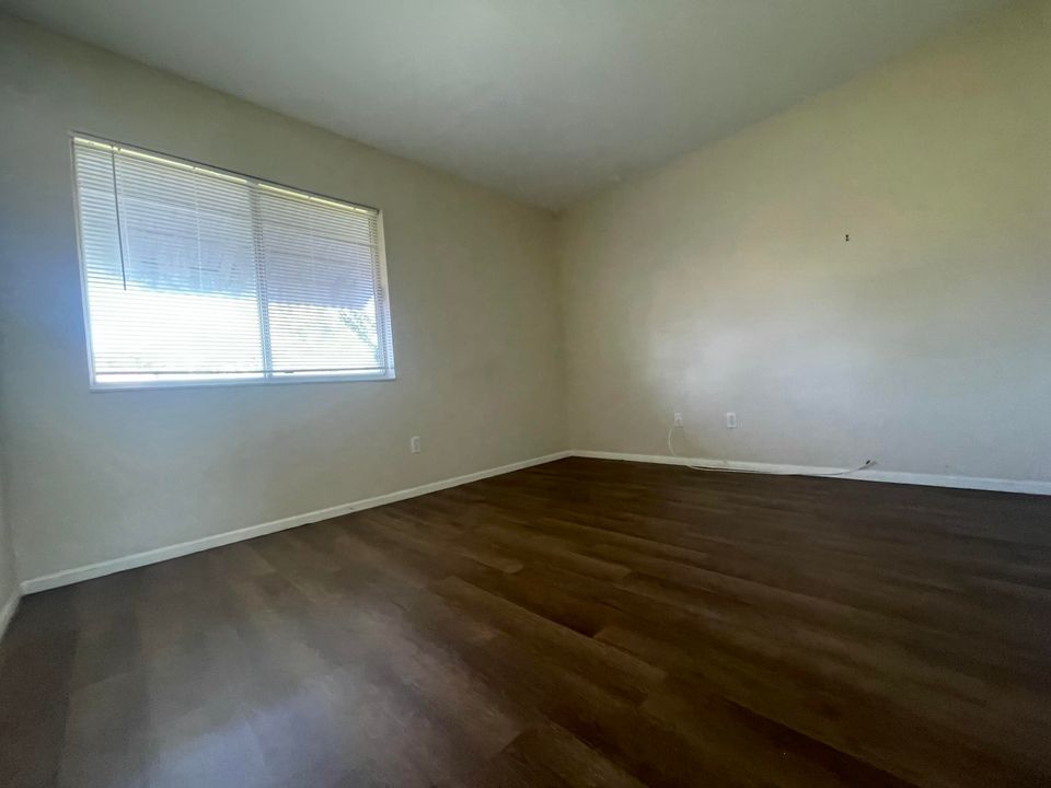 For Rent: $2,300 (3 beds, 2 baths, 1176 Square Feet)