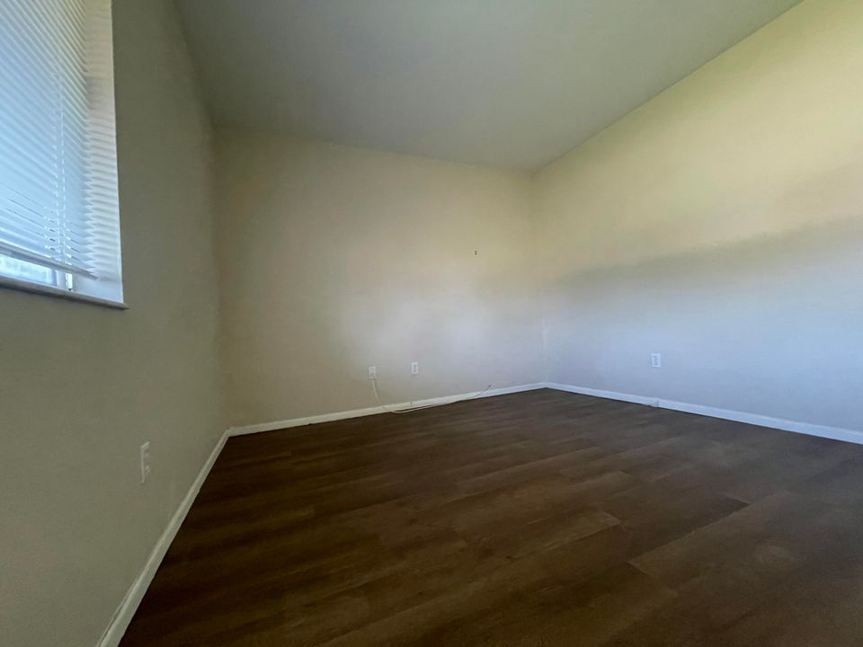 For Rent: $2,300 (3 beds, 2 baths, 1176 Square Feet)